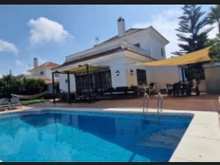 Chalet en Calle núñez de balboa 7. Villa junto al campo de golf