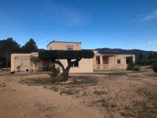 Xalet a Camí del terrer roig 183. ¡tu oasis privado te espera! casa amplia, rodeada de verde, list