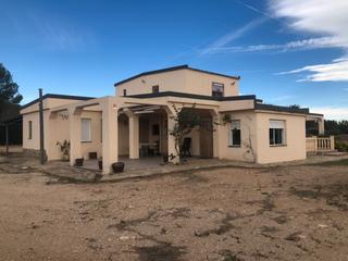 Chalet en Camí del terrer roig 183. ¡tu oasis privado te espera! casa amplia, rodeada de verde, list
