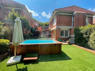 Chalet in Carrer roure 26. Disfruta de un espacio moderno y acogedor, con piscina y todas l