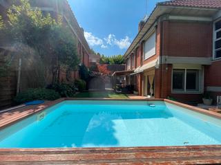 Chalet in Carrer roure 26. Disfruta de un espacio moderno y acogedor, con piscina y todas l