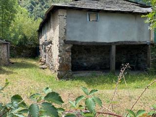 Casa en Plaza concejo 1. Casa rústica en pueblo de montaña, con buenas vistas y terreno