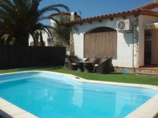 Casa en Oleandre 22a. Casa en vilacolum, zona tranquila a 5km de la playa