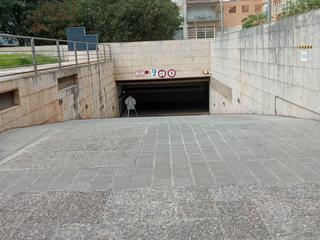 Lloguer Aparcament cotxe a Emili grahit 4. Es lloga plaça d'aparcament per cotxe petit al parc migdia