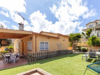 Casa en Avenida de los rosales 23. Venta de casa unifamiliar con licencia turística en castellet i