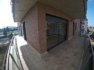 Lloguer Pis a Carrer nadal 4. Pis situat en zona ajardinada, esportiva i educativa