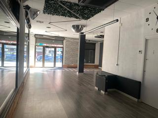 Lloguer Local Comercial a Enrico caruso 2. Todo arreglado, con agua y luz, y disfrute de la terraza