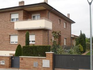 Casa pareada en C/doctor sanmarti 9b. Casa pareada en font d'en titus - sant julià de vilatorta