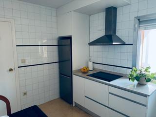 Appartement à Carrer frederic riu farré 3. Vivienda luminosa con balcón, cocina reformada y tres dormitorio