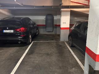Aparcament cotxe a Napols 217. Venta plaza parking centro barcelona ideal coche pequeño y moto