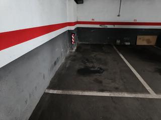 Alquiler Parking coche en Rosellon 69. Se alquila plaza de parking para coche mediano o varias motos