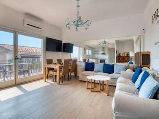 Piso en Xaloc 33. Exclusivo piso reformado con vistas al mar junto al port marina