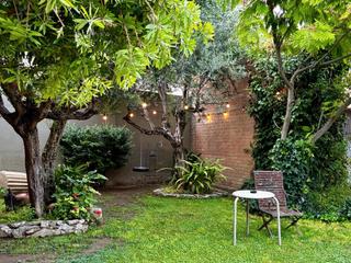 Rez-de-chaussée à Diputació 6. Casa de pueblo / planta baja con jardín