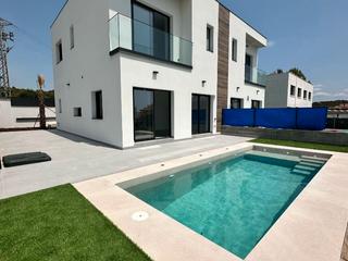 Casa pareada en Aurelia capmany 18-20. Obra nueva en cunit