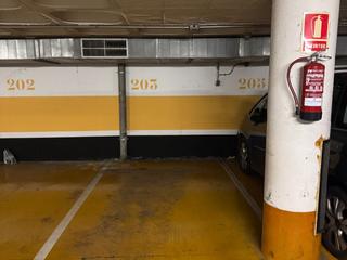 Lloguer Aparcament cotxe a Carrer de fígols 27. Parking para coche pequeño