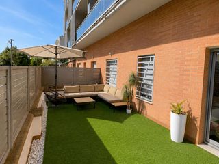 Planta baja en Carrer santa llogaia 27. Bajo con jardín privado: tranquilidad y confort en tu nuevo hoga