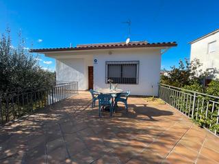 Casa en Carrer del garraf  40. Casa con acceso a nivel de calle, lista para entrar a vivir.