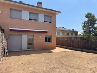 Casa aparellada a Carrer batlle trias 1. Oportunidad en can jalpi