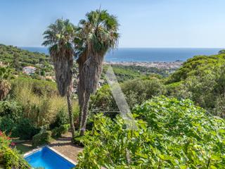 Chalet en Avinguda de la roca grossa  120. Villa con vistas panorámicas al mar en una zona residencial en l