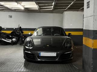 Parking voiture à Calabria 141. Plaza grande para coche y dos motos con vigilante