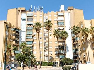 Piso en Avd. santa rosa de lima 10. Particular vende  piso amplio y luminoso en zona carlos haya (má