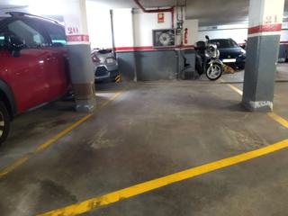 Aparcament cotxe a Calle santa ana 36. Venta parking para coche grande más dos plazas de moto