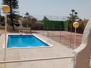 Xalet a Tio pau 215. Chalet independiente con piscina y pista de tenis cerca de centr