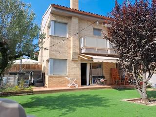 Casa adossada a Carrer font de vinço 12. Acogedora casa en el xaró