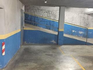 Alquiler Parking coche en Carrer de llançà 75. Ideal para coches medianos o pequeños.