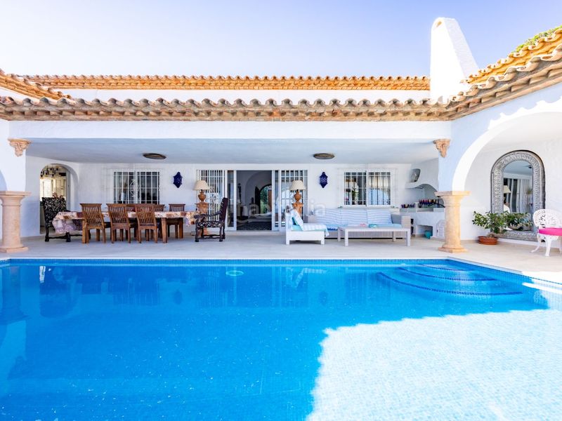Foto 96a4afbb-0617-409f-8cd2-1fcba16ca120. Alquiler casa en calle de la playa 3007 en Cabopino - Artola Marbella
