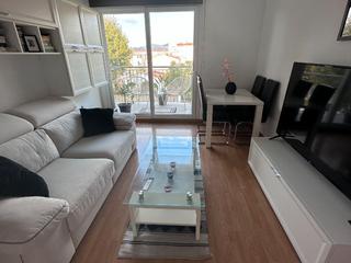 Piso en Puigmal 40. Piso luminoso con terraza, parking y piscina en empuriabrava