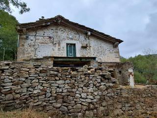 Mas à Lugar la sia, 62 62. Finca con cabaña, colgadiza (como un anexo) y horno (pequeña cab