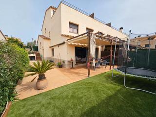 Maison jumelée à Valldesa 3. Casa preciosa em palamos, con jardín privada y gran zona comunit