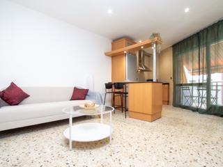 Piso en Pau piferrer 6. Piso con ascensor y balcón junto al metro la salut – ideal inver