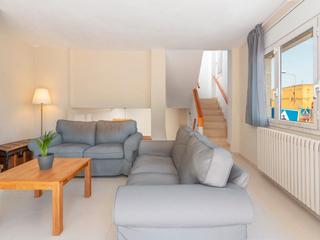 Reihenhaus in Carrer d'àngel guimerà 1. Casa adosada esquinera de 250 m² muy luminosa, con jardín y pisc