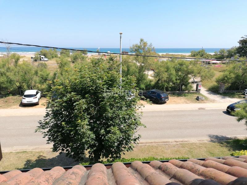 Foto 0ef4f705-4b34-4d97-8853-f49a420b9589. Chalet en avenida de berria primera avenida 21 situada en la villa y a escasos metros de una de la mejores playas de cantabria , la playa de berria en Santoña