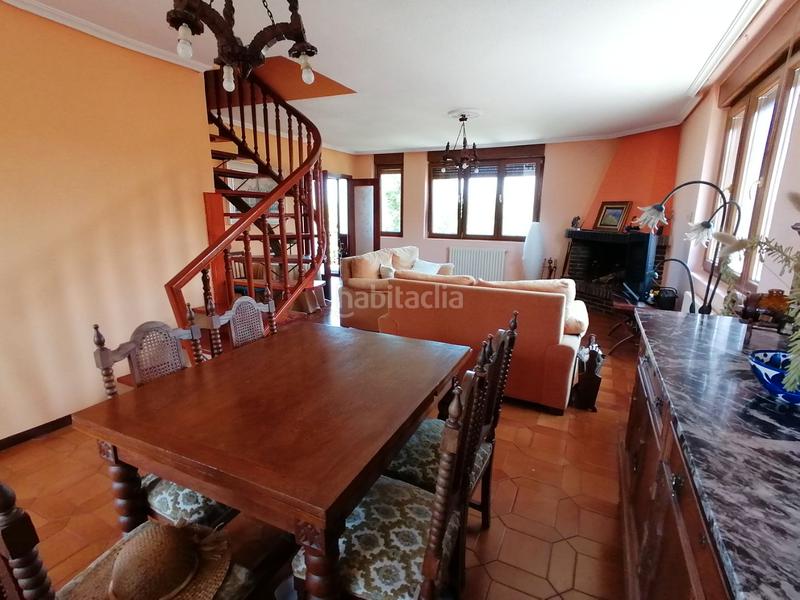 Foto 5eb8b0e3-7e67-40e3-ac1a-ea85d2429748. Chalet en avenida de berria primera avenida 21 situada en la villa y a escasos metros de una de la mejores playas de cantabria , la playa de berria en Santoña