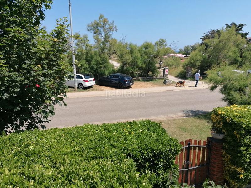 Foto 747cd815-5b2b-42e9-8180-3995db241119. Chalet en avenida de berria primera avenida 21 situada en la villa y a escasos metros de una de la mejores playas de cantabria , la playa de berria en Santoña