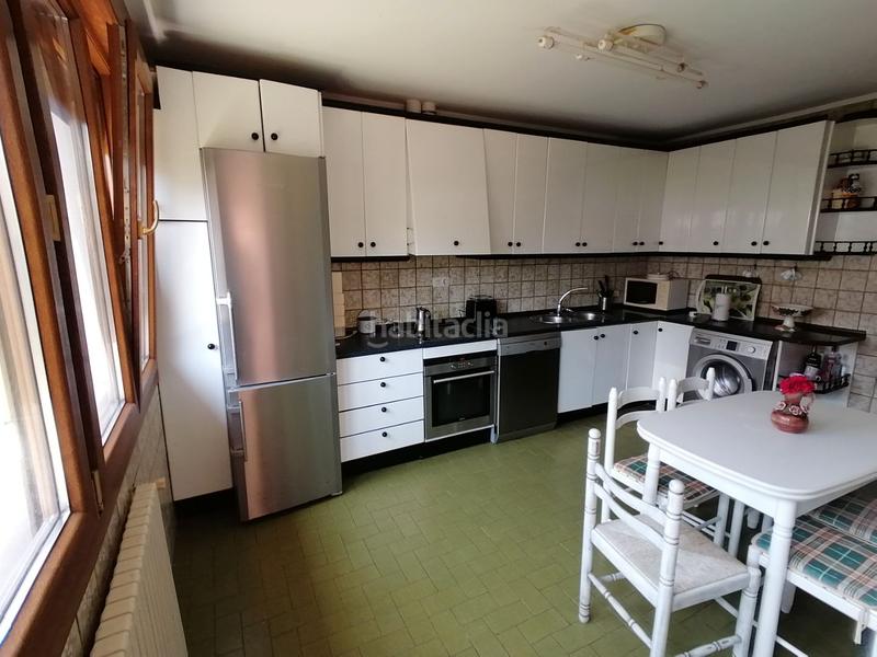 Foto 8938c797-1570-4bfb-83d3-11e12327b985. Chalet en avenida de berria primera avenida 21 situada en la villa y a escasos metros de una de la mejores playas de cantabria , la playa de berria en Santoña
