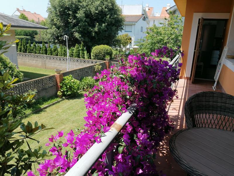Foto 90313693-c15f-4dc7-b72e-dfc6946c8344. Chalet en avenida de berria primera avenida 21 situada en la villa y a escasos metros de una de la mejores playas de cantabria , la playa de berria en Santoña