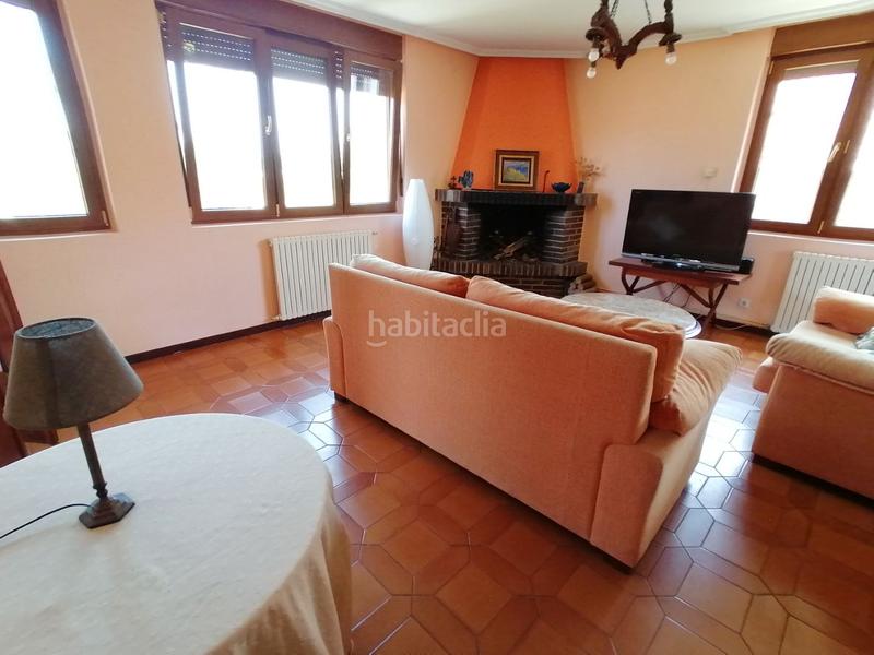 Foto afd5578c-db23-4e22-b9db-183cd58e332c. Chalet en avenida de berria primera avenida 21 situada en la villa y a escasos metros de una de la mejores playas de cantabria , la playa de berria en Santoña