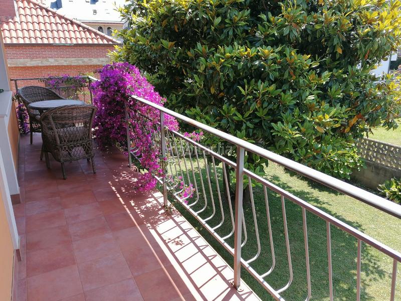 Foto c4acb730-4a82-4350-9c87-96be3f893e26. Chalet en avenida de berria primera avenida 21 situada en la villa y a escasos metros de una de la mejores playas de cantabria , la playa de berria en Santoña