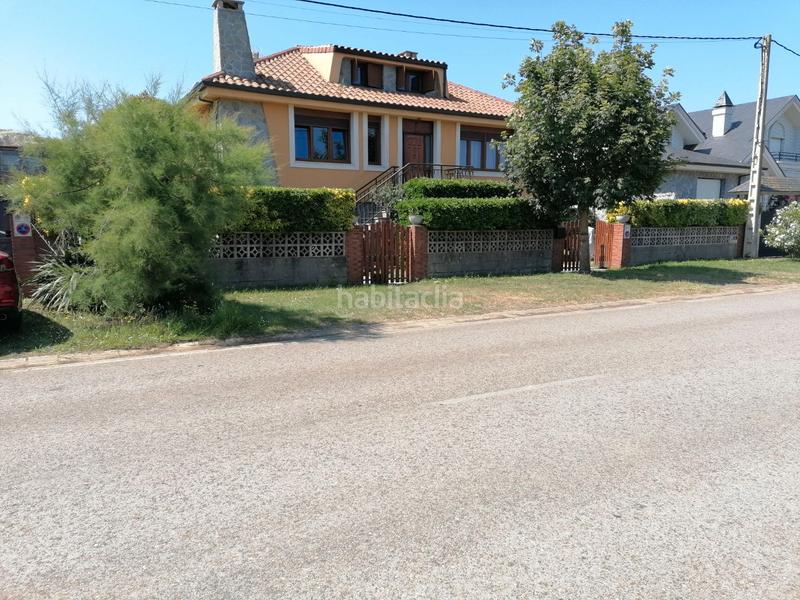 Foto c677530e-5ccd-475e-a05c-9c8e448b2d75. Chalet en avenida de berria primera avenida 21 situada en la villa y a escasos metros de una de la mejores playas de cantabria , la playa de berria en Santoña
