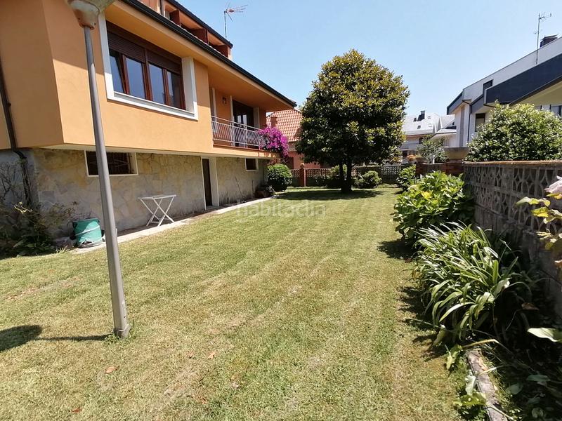 Foto cd826fb6-2972-497c-8074-b2ea3f7290c8. Chalet en avenida de berria primera avenida 21 situada en la villa y a escasos metros de una de la mejores playas de cantabria , la playa de berria en Santoña