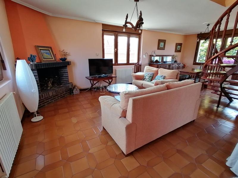 Foto ce8beb5d-297b-498e-98ab-e2441e37cd26. Chalet en avenida de berria primera avenida 21 situada en la villa y a escasos metros de una de la mejores playas de cantabria , la playa de berria en Santoña