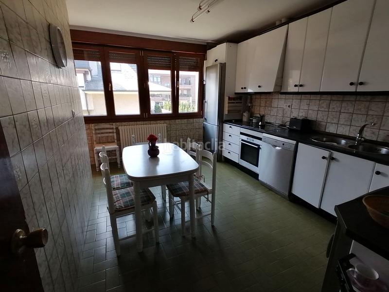 Foto e2616820-7529-42de-8a45-be4fba077b65. Chalet en avenida de berria primera avenida 21 situada en la villa y a escasos metros de una de la mejores playas de cantabria , la playa de berria en Santoña