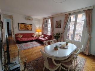Flat in Rogent 24. Piso exterior con mucha luz natural ubicado en calle peatonal.