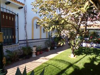 Casa a schiera in Pintor rosales  25. Donde termina la calle empieza tu hogar: única vivienda con jard