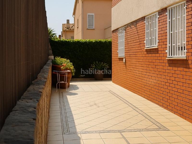 Foto a4c770d8-d324-496d-9294-65fbd2cdb508. Casa adosada en salvador espriu 1 "casa exclusiva con piscina, jardín, buhardilla y máxima seguridad" en Ripollet