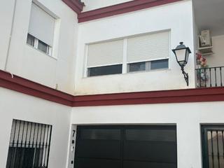 Casa adosada en Conde de guadalhorce  57. ?? vivienda en el centro de alcalá de guadaíra – reformada, tasa